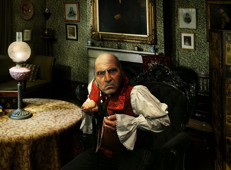 Ο πλούσιος αλλά, τσιγκούνης Εμπενίζερ Σκρουτζ (Αλέξανδρος Καλπακίδης) 