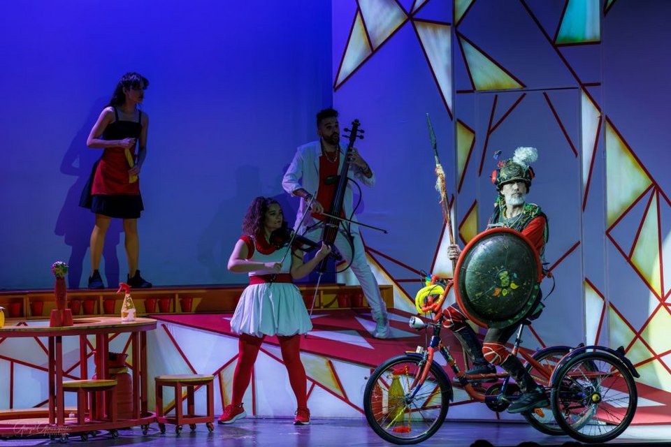 Ο Δον Κιχώτης του Ηλία Καρελλά ειναι σε ποδήλατο με λάιβ μουσική από τους String Demons