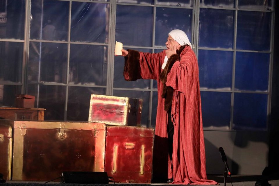 Τον ρόλο του Σκρουτζ ερμηνεύει ο Τάκης Παπαματθαίου