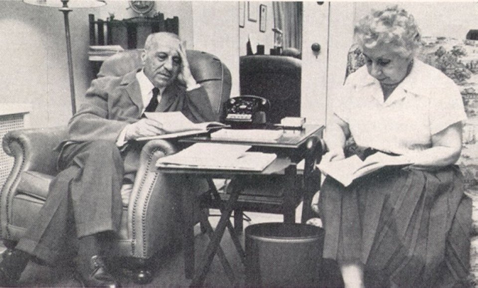 Ο Γιώργος Παπανικολάου με τη σύζυγό του, Μάχη Μαυρογένους, η οποία ήταν απόγονος της Μαντώς Μαυρογένους