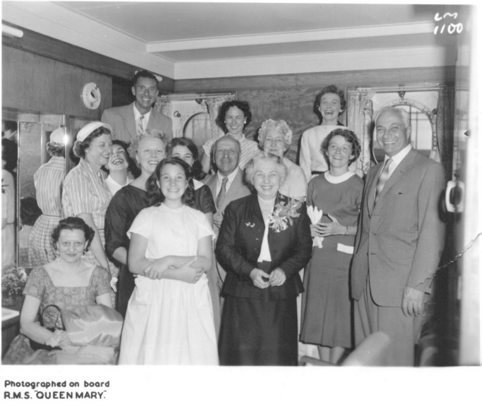 Η Ολγα Σταματίου, ανιψιά του Παπανικολάου, το κορίτσι με το λευκό φόρεμα και πίσω η μητέρα και η αδελφή της. Δίπλα στην αδελφή της, ο Γιώργος Παπανικολάου και μπροστά του η σύζυγός του, Μάχη, ενώ δεξιά ο πατέρας της Ολγας, Ευάγγελος. Βρίσκονται πάνω στο πλοίο Queen Mary το 1957, λίγο πριν το ζεύγος Παπανικολάου επιστρέψει για λίγο στην Ελλάδα, μετά από 44 ολόκληρα χρόνια