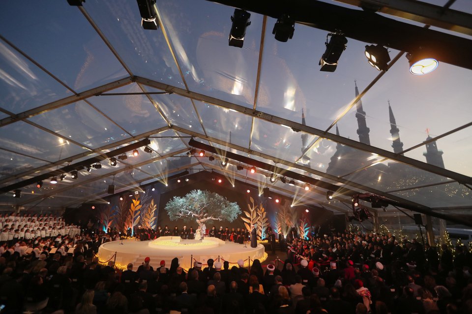 Το εντυπωσιακό σκηνικό στην πλατεία των Μαρτύρων της Βηρυτού, όπου ο Πάπας Λέων ΙΔ' συνάντησε θρησκευτικούς ηγέτες / AP