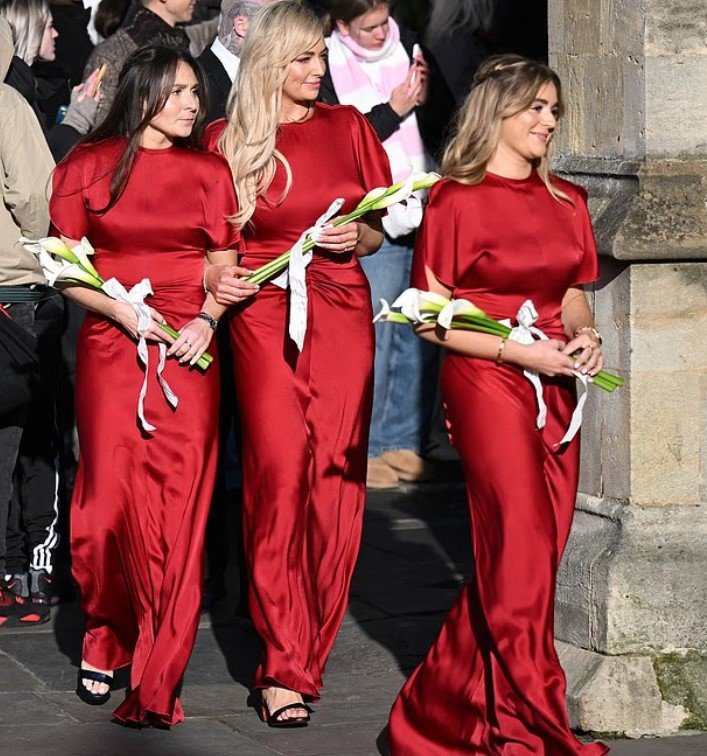 Οι παράνυφες φορούσαν κόκκινα φορέματα