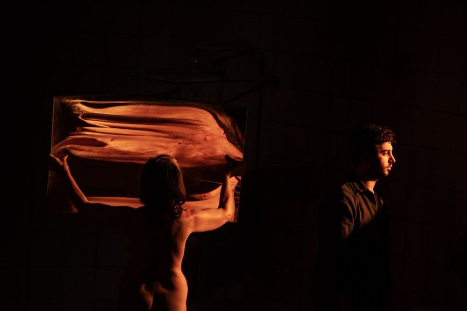 Το έργο Taverna Miresia - Mario, Bella, Anastasia παρουσιάστηκε για πρώτη φορά στο Φεστιβάλ Αθηνών Επιδαύρου το  2023 