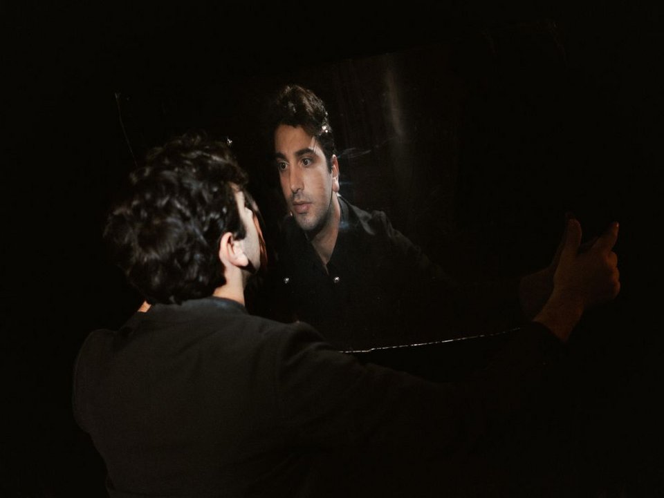 Η παράσταση Taverna Miresia - Mario, Bella, Anastasia επιστρέφει από τις 14 έως τις 29 Δεκεμβρίου 2025 στην Πειραιώς 260