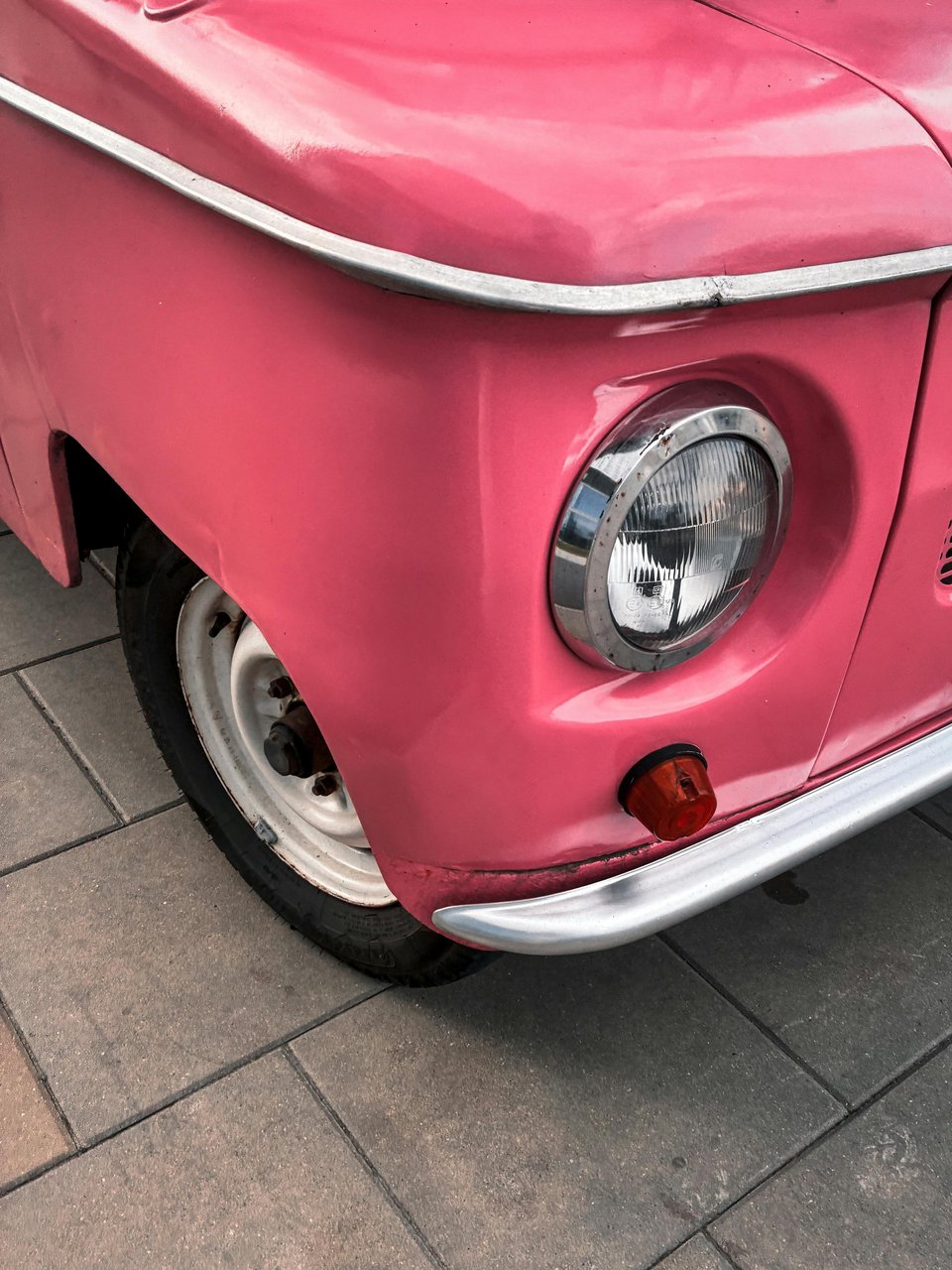 Η μεγάλη τομή στην εξέλιξη των προφυλακτήρων ήρθε το 1973, όταν τέθηκε σε ισχύ το ομοσπονδιακό πρότυπο ασφάλειας «Standard No. 215» της Εθνικής Υπηρεσίας Οδικής Ασφάλειας των ΗΠΑ / PEXELS