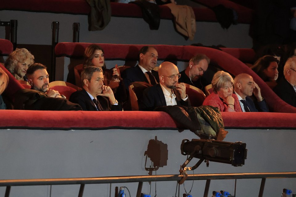 Και επίσης οι Γιάννης Σαρακιώτης, Συμεών Κεδίκογλου, Κώστας Μπάρκας, Αθηνά Λινού. Πίσω τους η Κατερίνα Νοτοπούλου με τον Χρήστο Σπίρτζη. 