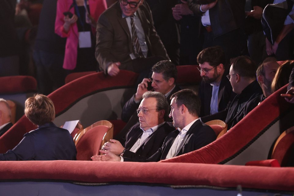 Στο ίδιο θεωρείο στον εξώστη ο Δημήτρης Καλαματιανός με τον Κώστα Ζαχαριάδη.