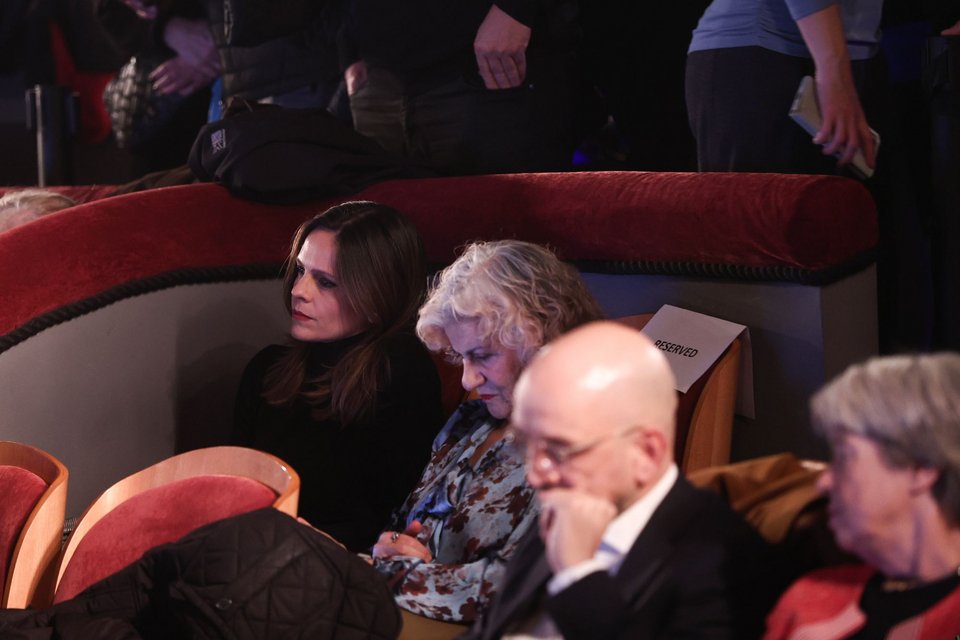 Στη γωνία του εξώστη η Εφη Αχτσιόγλου με τη Θεανώ Φωτίου -Δεξιά ο Κώστας Μπάρκας με την Αθηνά Λινού