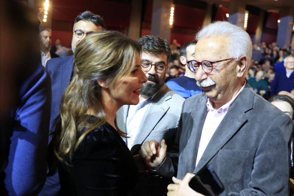 Ο Κώστας Γαβρόγλου χαιρετά την Μπέττυ Μπαζιάνα