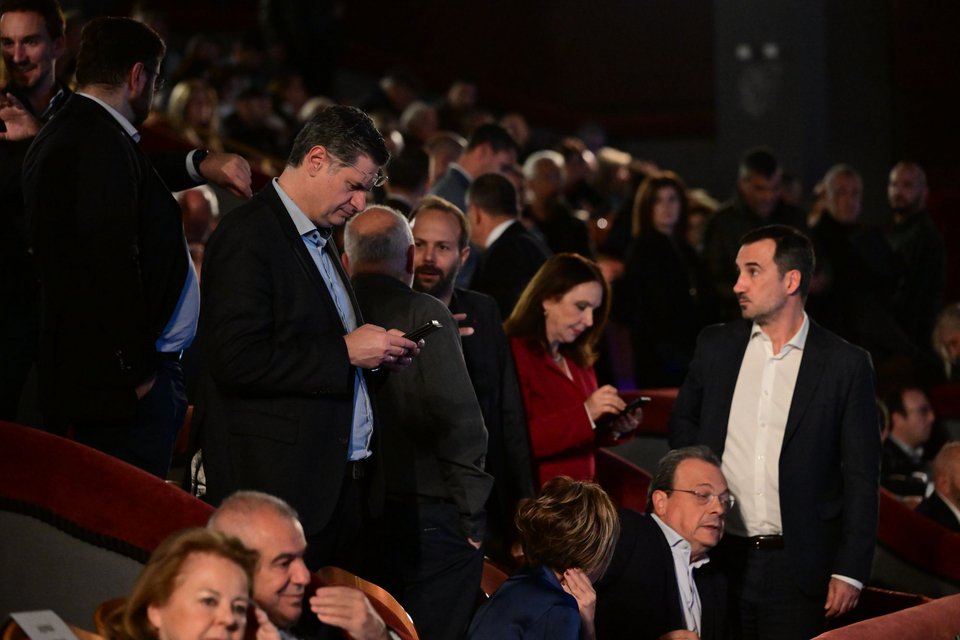 Μηνύματα, τηλέφωνα και πηγαδάκια αναμένοντας την έναρξη της παρουσίασης του βιβλίου