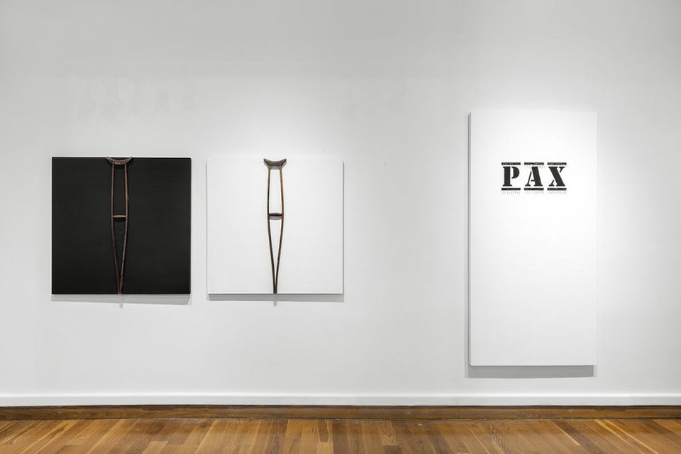 Η Λυδία Δαμπασίνα, μέσα από τα έργα της συγκεκριμένης έκθεσης, αναφέρεται στα όρια και στους περιορισμούς εντός των οποίων ζούμε, χωρίς να τους έχουμε απαραίτητα επιλέξει ή επιβάλει οι ίδιοι