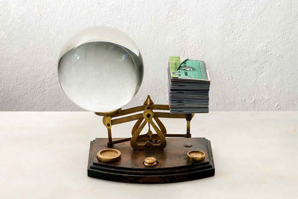 «Άτιτλο» (2025), όπου έχει τοποθετήσει στον έναν δίσκο της ζυγαριάς μια γυάλινη σφαίρα- υδρόγειος χωρίς χώρες, και στον άλλο 37 πιστωτικές κάρτες, ως σχόλιο στους μηχανισμούς του όψιμου καπιταλισμού και την εξάρτησή του από το «πλαστικό» χρήμα, στις δυτικές κοινωνίες