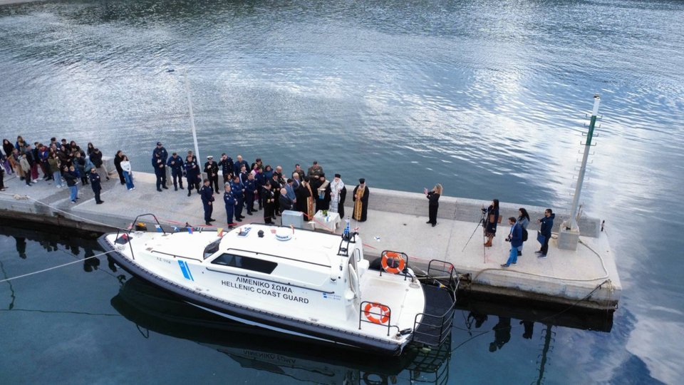 Ένα πλωτό ασθενοφόρο απέκτησε το νησί του Αη Στράτη 