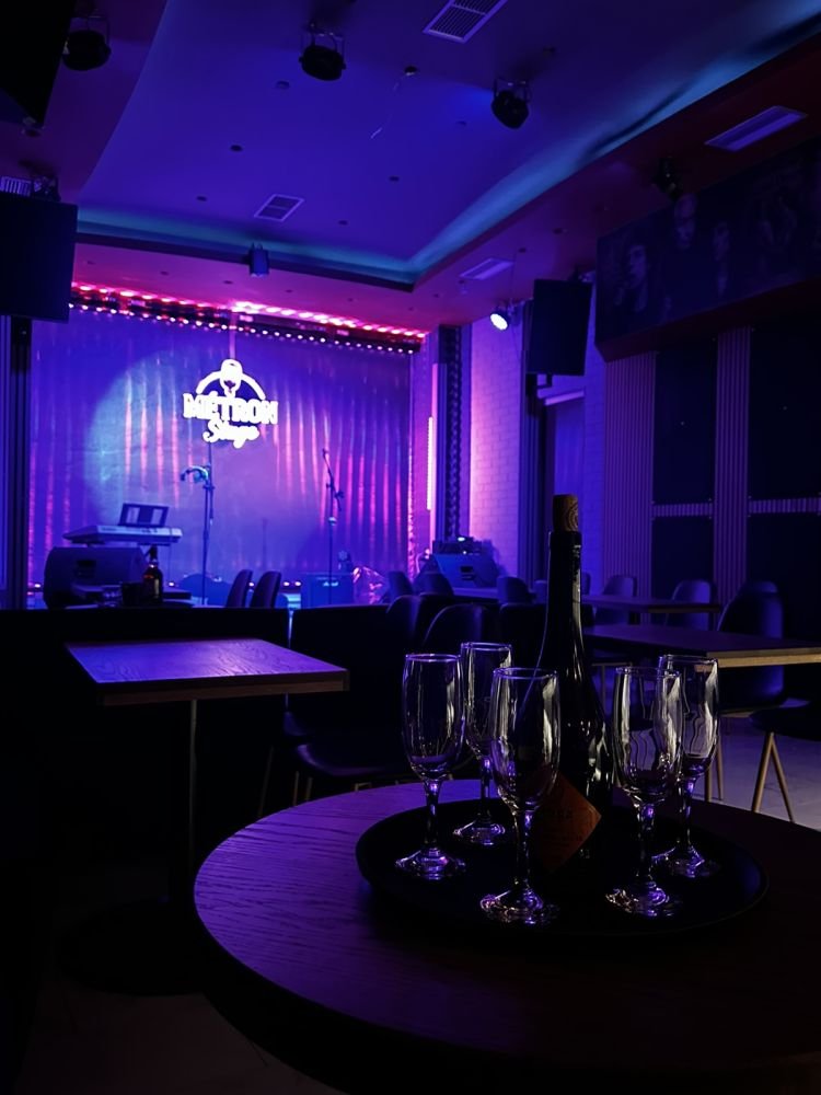 Από την Πέμπτη μέχρι το Σάββατο η σκηνή ανήκει στα live, με εμφανίσεις που ανανεώνονται διαρκώς και φέρνουν διαφορετικό ύφος κάθε βράδυ