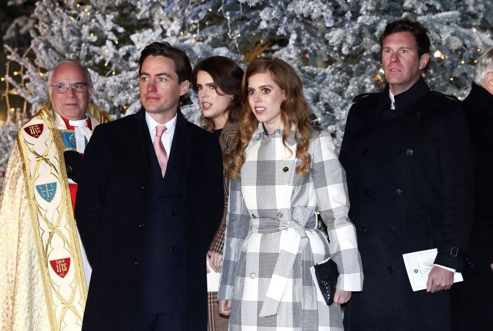 Οι πριγκίπισσες Βεατρίκη και Μπεατρίς με τους συζύγουςτους το 2022