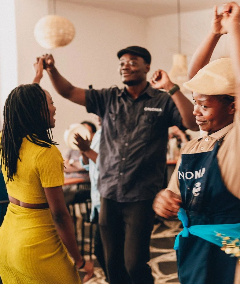 Προσωπικό και πελάτες χορεύουν μαζί