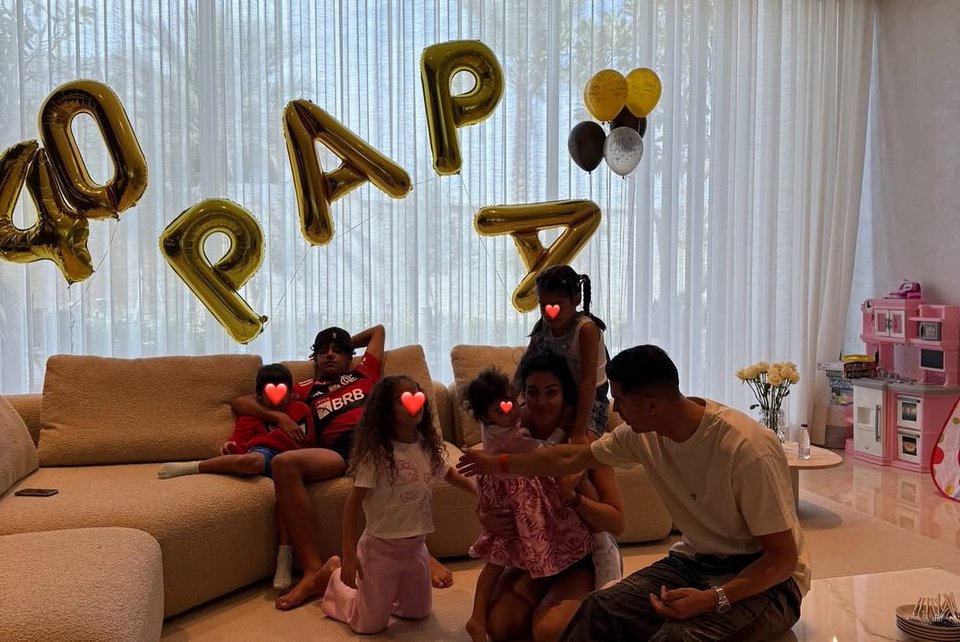 Το διάσημο ζευγάρι με τα παιδιά τους 