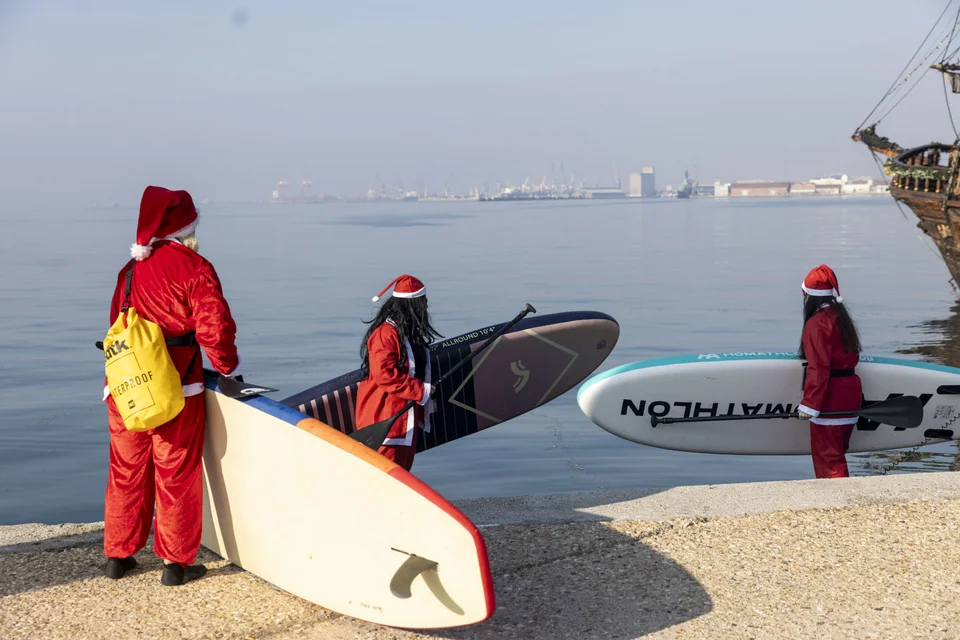 Αγιοβασίληδες πάνω σε σανίδες στον Θερμαϊκό για το 5ο Santa SUP / Motion via Eurokinissi