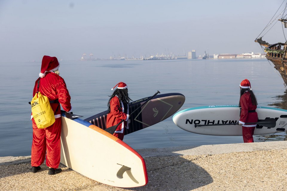 Αγιοβασίληδες πάνω σε σανίδες στον Θερμαϊκό για το 5ο Santa SUP / Motion via Eurokinissi