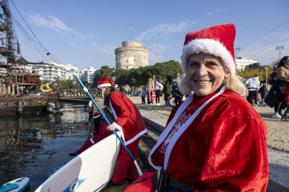 Αγιοβασίληδες πάνω σε σανίδες στον Θερμαϊκό για το 5ο Santa SUP / Motion via Eurokinissi