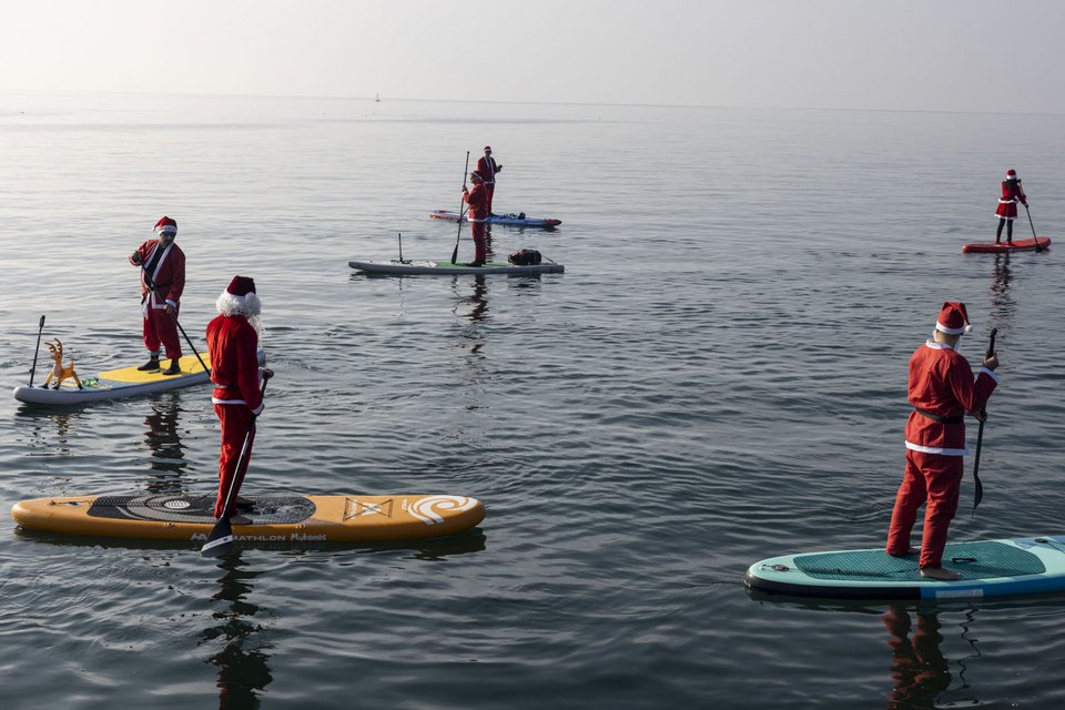 Αγιοβασίληδες πάνω σε σανίδες στον Θερμαϊκό για το 5ο Santa SUP / Motion via Eurokinissi