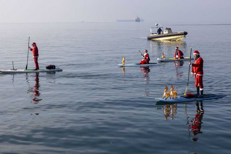 Αγιοβασίληδες πάνω σε σανίδες στον Θερμαϊκό για το 5ο Santa SUP / Motion via Eurokinissi