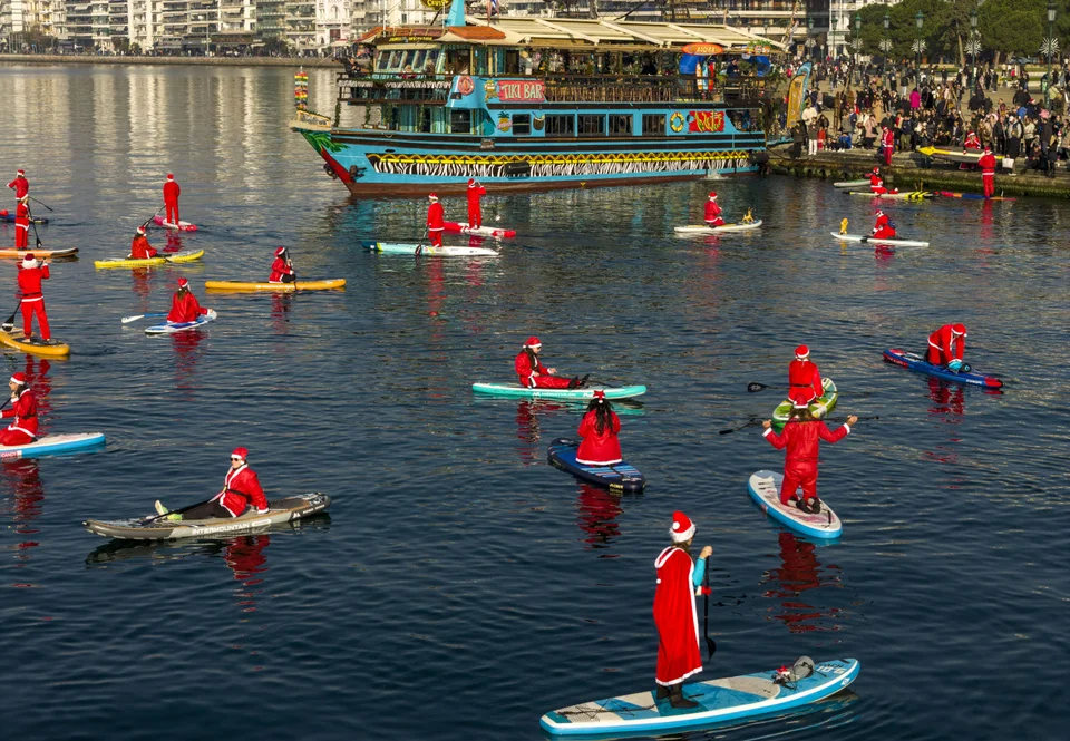 Αγιοβασίληδες πάνω σε σανίδες στον Θερμαϊκό για το 5ο Santa SUP / Motion via Eurokinissi