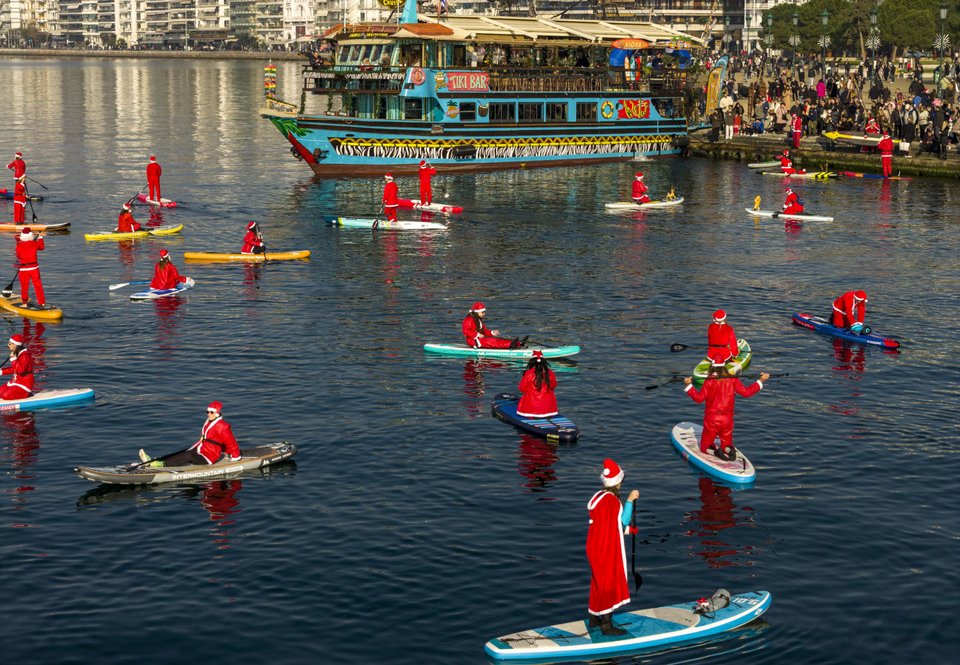 Αγιοβασίληδες πάνω σε σανίδες στον Θερμαϊκό για το 5ο Santa SUP / Motion via Eurokinissi