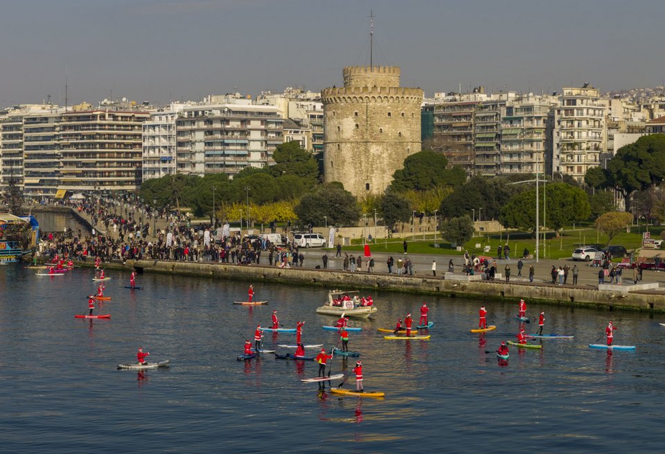 Αγιοβασίληδες πάνω σε σανίδες στον Θερμαϊκό για το 5ο Santa SUP / Motion via Eurokinissi
