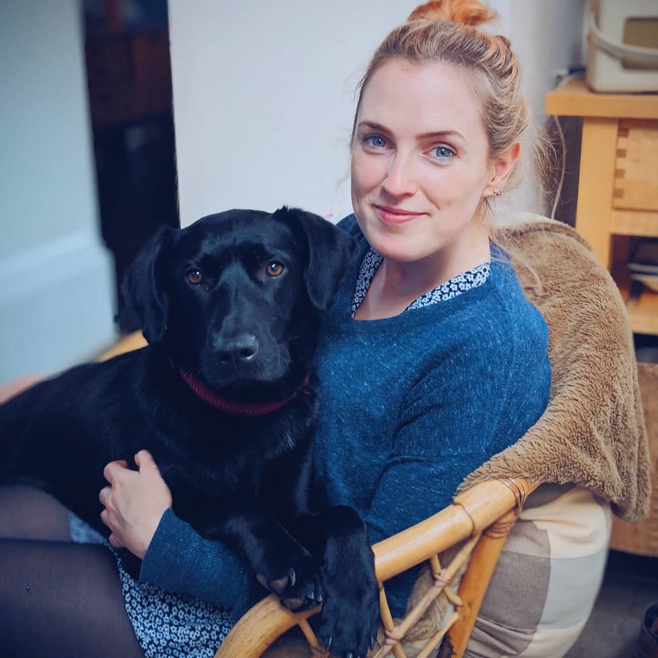 Ο σκύλος με την ιδιοκτήτριά του 