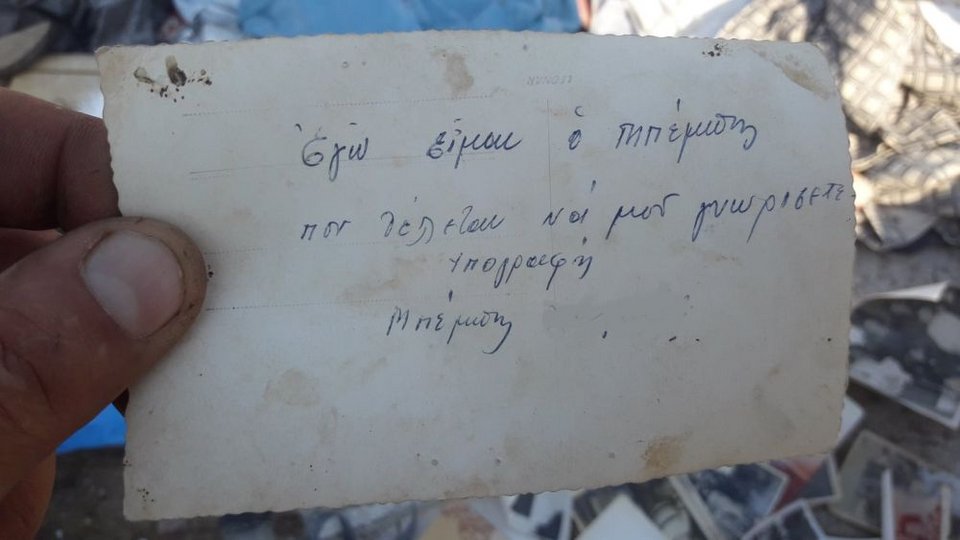 «Εγώ είμαι ο μπέμπης που θέλετε να με γνωρίσετε. Υπογραφή, μπέμπης». Η φωτογραφία αυτή, μαζί με αμέτρητες ακόμη αναμνήσεις, βρέθηκε ως σκουπίδι στις εκβολές του Γαλλικού Ποταμού