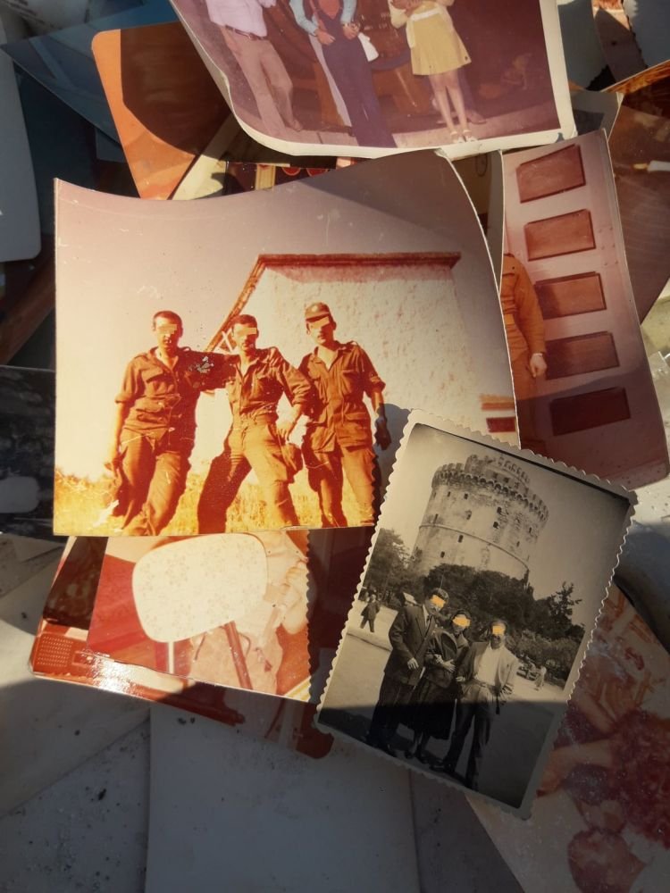 Φωτογραφίες από γλέντια με νεανικές παρέες και από εκδρομές στη θάλασσα, από τη στρατιωτική θητεία