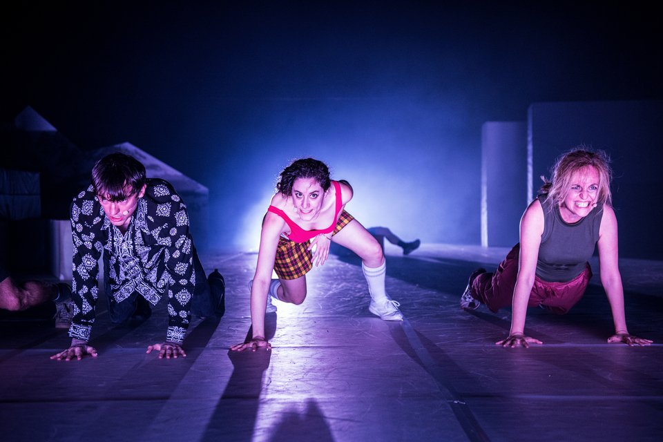 Tα «Σκυλιά»  με τους  Γιώργο Κατσή, Κωνσταντίνο Μωραΐτη, Παναγιώτη Μανουηλίδη, Έλενα Μαυρίδου, Μαρία Πετεβή, Θεμιστοκλή Μαλεσάγκο, Gary Salomon