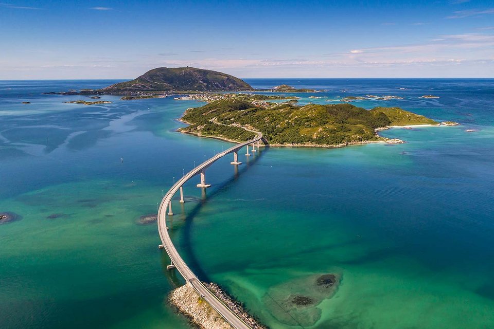 Κάτοικοι του νησιού υπέγραψαν ένα ψήφισμα που πρότεινε το Sommarøy να γίνει ένας τόπος όπου οι άνθρωποι θα μπορούσαν να ψωνίζουν, να δουλεύουν ή να τρώνε χωρίς να δεσμεύονται από ώρες / WIKIPEDIA