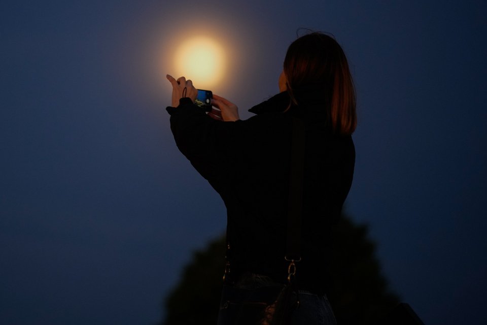 Η υπερπανσέληνος ως θαύμα μέσα από το κινητό γυναίκας στην Κωνσταντινούπολη / AP