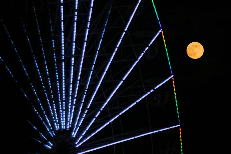 Η υπερπανσέληνος όπως φαινόταν από λούνα-παρκ στην Κύπρο / AP