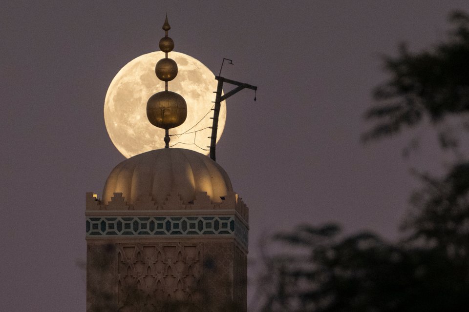 Η υπερπανσέληνος πίσω από μιναρέ στο Μαρακές στο Μαρόκο / AP 