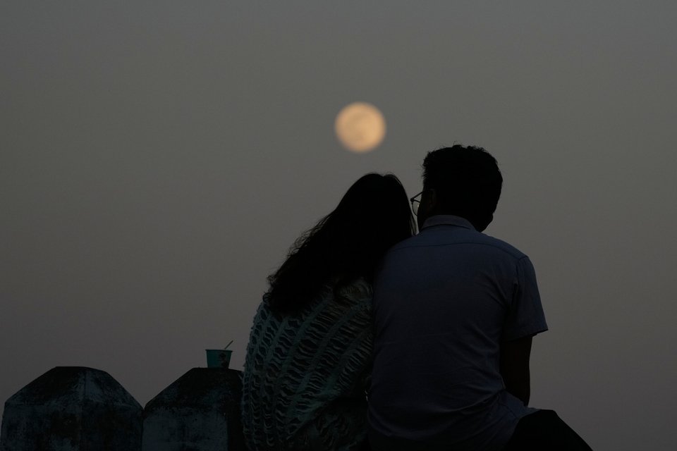 Ζευγάρι απολαμβάνει την υπερπανσέληνο στη Μιανμάρ / AP