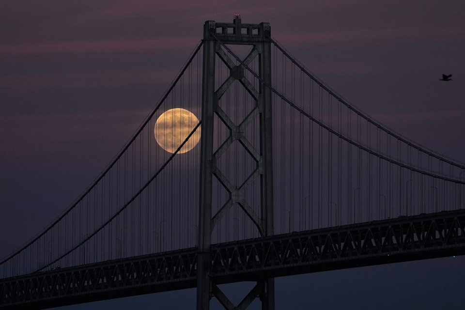 Η υπερπανσέληνος στη γέφυρα του Σαν Φρανσίσκο στις ΗΠΑ / AP