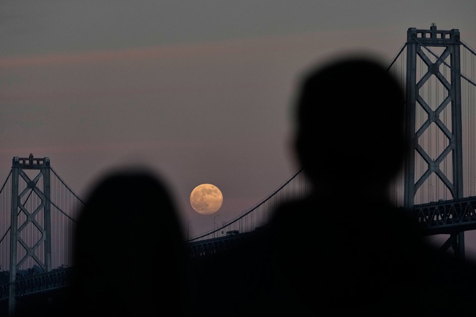 Ζευγάρι απολαμβάνει την υπερπανσέληνο στη γέφυρα του Σαν Φρανσίσκο στις ΗΠΑ / AP 