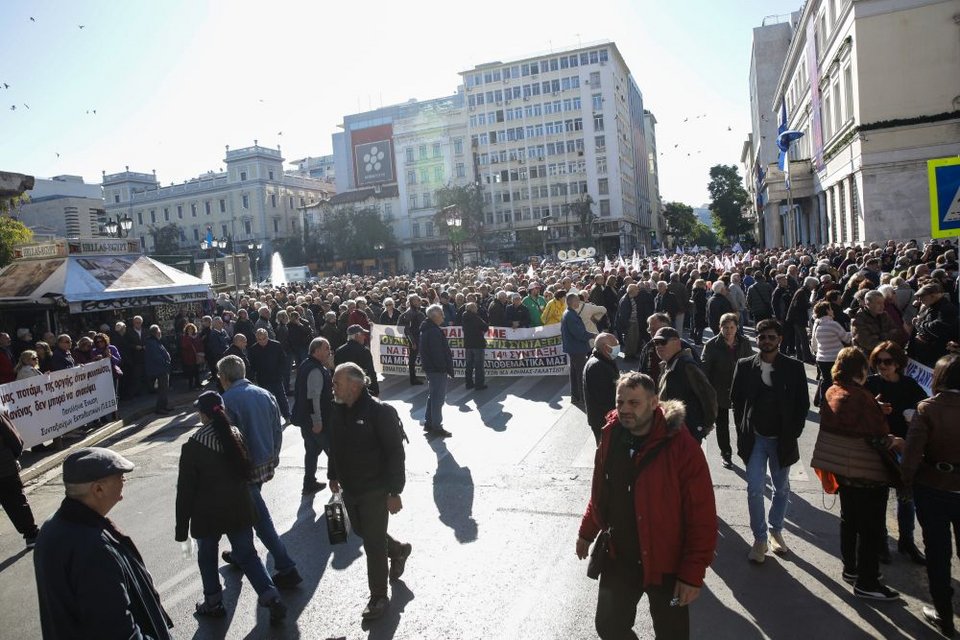 Συγκέντρωση στην πλατεία Κοτζιά και πορεία προς το υπουργείο Εργασίας από τη Συντονιστική Επιτροπή των Συνεργαζόμενων Συνταξιουχικών Οργανώσεων