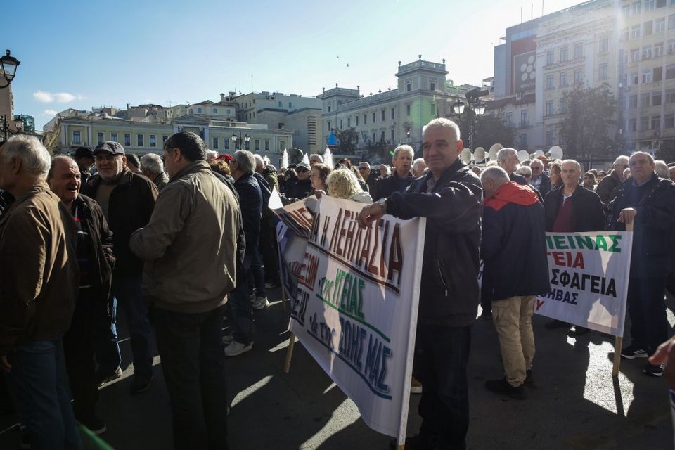 Συγκέντρωση στην πλατεία Κοτζιά και πορεία προς το υπουργείο Εργασίας από τη Συντονιστική Επιτροπή των Συνεργαζόμενων Συνταξιουχικών Οργανώσεων