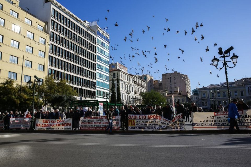 Λίγο πριν την πορεία των συνταξιούχων προς το υπουργείο Εργασίας, όπου θα καταθέσουν τα αιτήματά τους