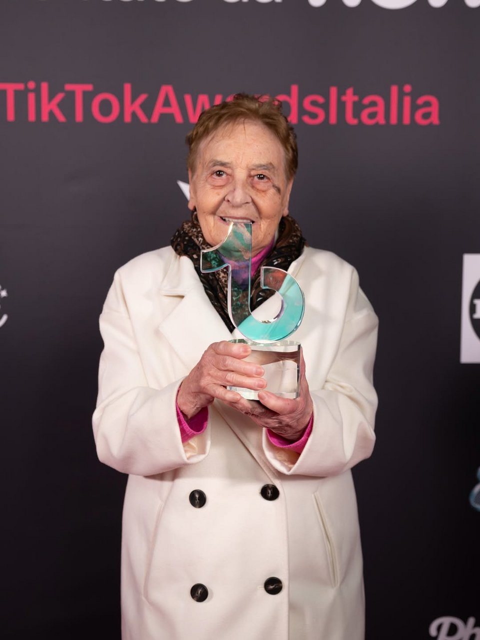 Η Ιταλίδα γιαγιά Σιλβάνα Μπίνι με το βραβείο της