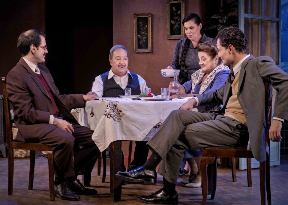 «Η Δεξιά, η Αριστερά και ο Κυρ Παντελής» Σταμάτης Φασουλής, Ελένη Καστάνη, Γιώργος Δεπάστας, Δέσποινα Πολυκανδρίτου, Γιώργος Βουρδαμής, Απόστολος Καμιτσάκης, Γιώργος Κορομπίλης, Μαρία Καραβά