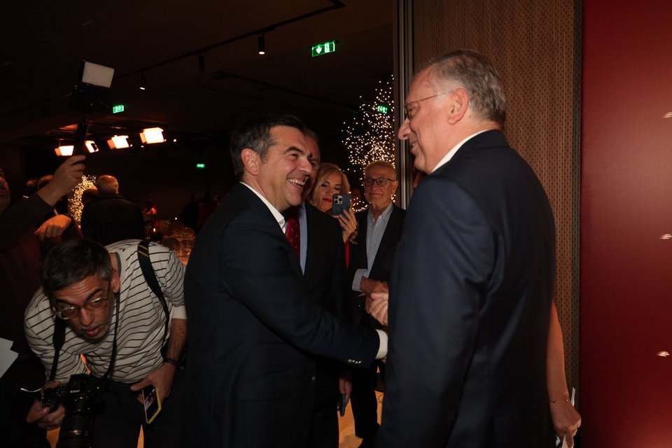 Χαμόγελα μεταξύ Τάκη Θεοδωρικάκου και Αλέξη Τσίπρα