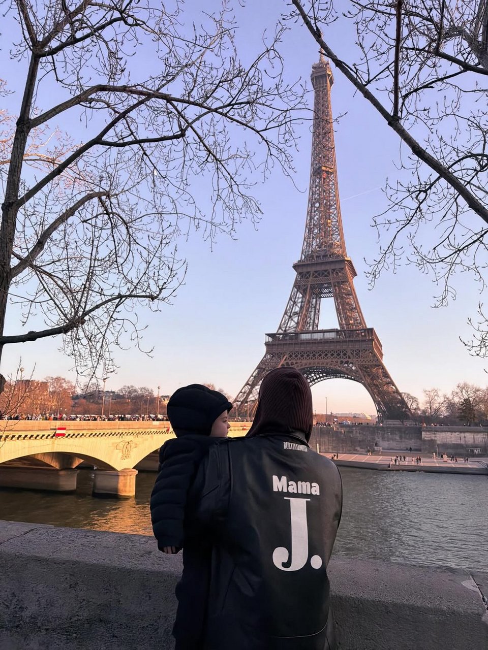 Η Ιωάννα Τούνη και ο γιος της Πάρης μπροστά από τον Πύργο του Άιφελ