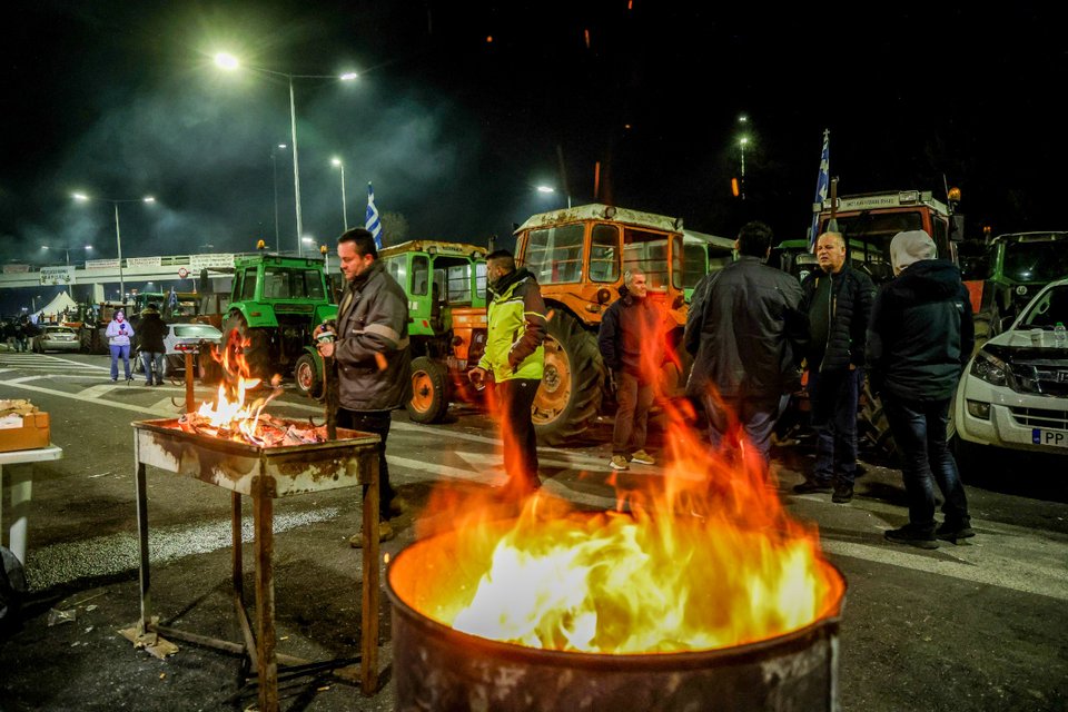 Οι αγρότες και τη νύχτα στα μπλόκα / Φωτογραφία: EUROKINISSI