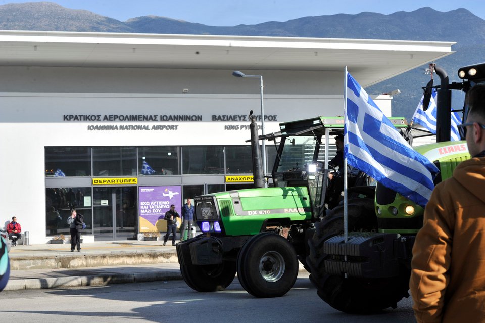 Σε αποκλεισμό του αεροδρομίου Ιωαννίνων προχωρησαν χθες οι αγροτες 